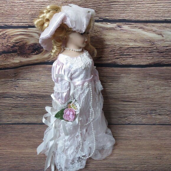 UniQue Porcelain Doll Collection Bride 16" - Cherry #16304B - Picture 5 of 10